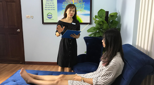 Master Coach Võ Thị Thanh Phương - Trung tâm NHC đang trị liệu cho khách hàng
