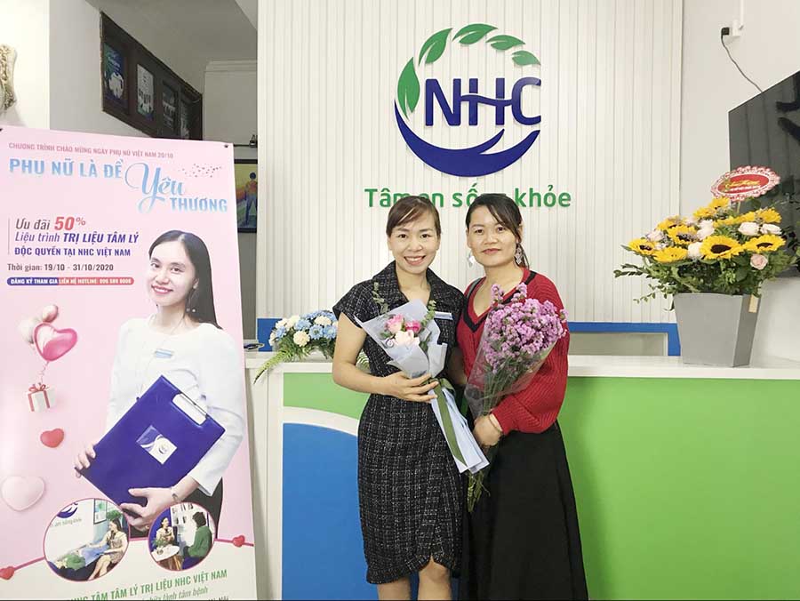 Chuyên gia Tâm lý Master Coach Võ Thị Thanh Phương bên trái và chị Phạm Thu Hường