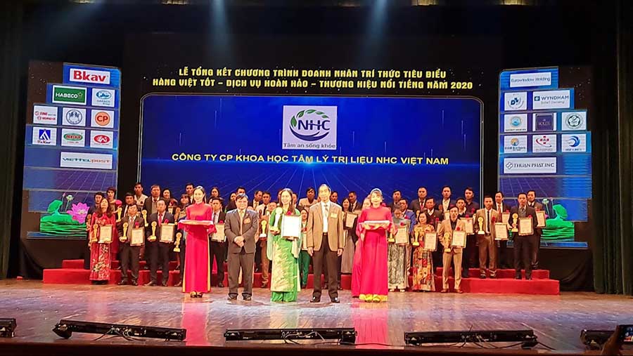 Lễ Tổng kết Trao bảng vàng Doanh nhân - Trí thức tiêu biểu, Hàng Việt tốt - Dịch vụ hoàn thảo - Thương hiệu nổi tiếng năm 2020