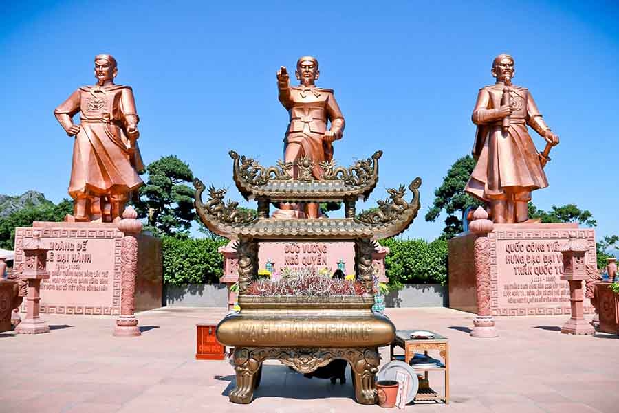 Nơi trang trọng nhất là khu vực đặt tượng thờ 3 vị Tướng tài ba đã làm nên 3 chiến thắng trên Sông Bạch Đằng