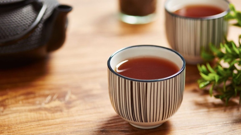 10. Thưởng thức trà thảo mộc – Cách vượt qua chứng rối loạn lo âu tại nhà tiết kiệm
