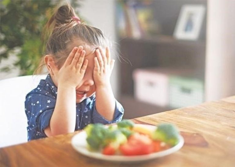 Trẻ biếng ăn kéo dài có nguy cơ bị tự kỷ