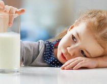 Trẻ tự kỷ nên uống sữa không