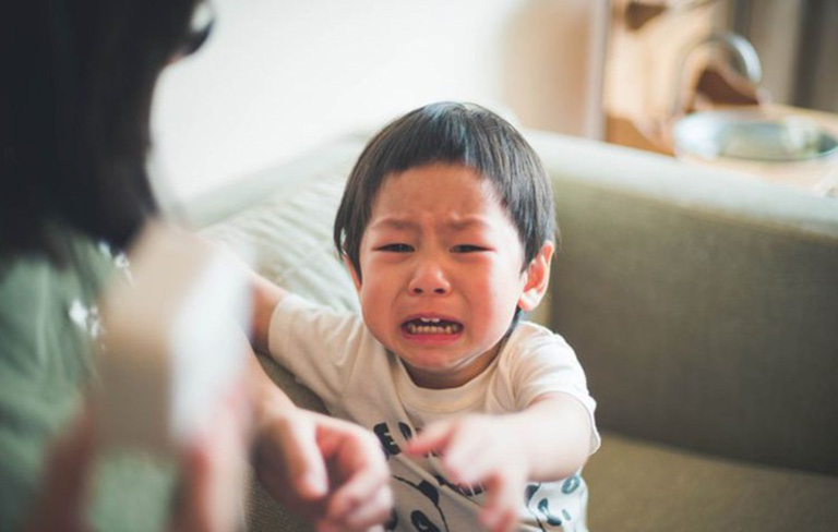 Trẻ bị stress do hành vi của cha mẹ