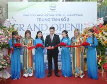 Ban lãnh đạo NHC Việt Nam cắt băng khánh thành