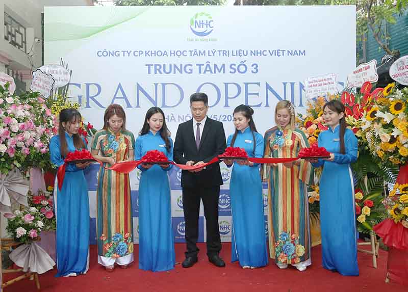 Ban lãnh đạo NHC Việt Nam cắt băng khánh thành khai trương