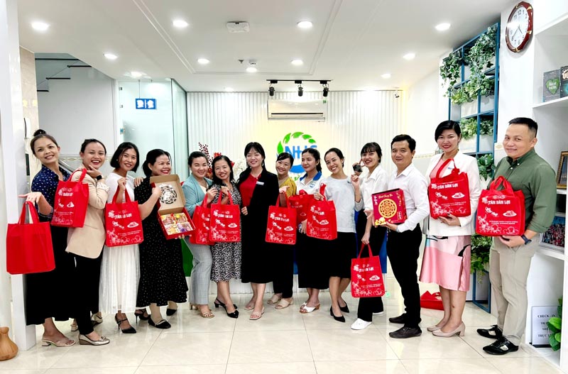 NHC Hồ Chí Minh tổ chức trao quà cho đội ngũ chuyên gia và nhân sự đang làm việc tại chi nhánh