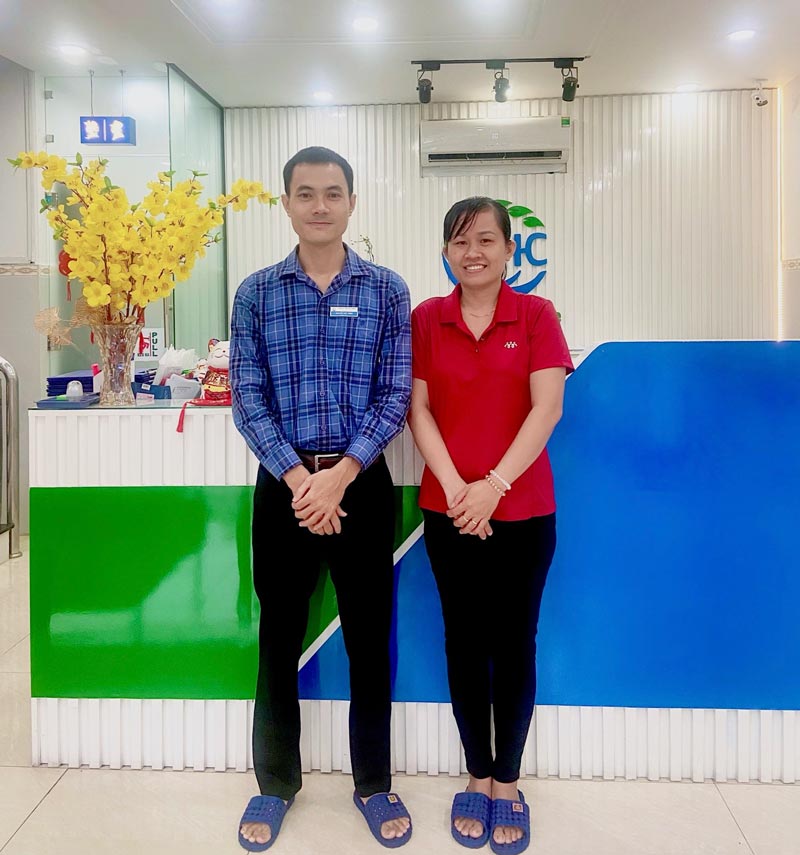 Chị Hồng Nhung (bên phải) đã có một hành trình chữa lành ý nghĩa với sự đồng hành cùng Chuyên gia Tâm lý trị liệu Việt Hùng.