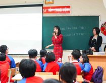 Chuyên gia Võ Thị Thanh Phương và chuyên gia Vũ Thị Ngần chia sẻ trỏng chương trình Hỗ trợ Tâm lý học đường tại Trường THCS Văn Yên