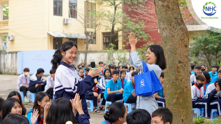 Chuyên gia Tâm lý trị liệu Võ Thị Thanh Phương vỗ tay chúc mừng bạn học sinh của trường THCS Tam Thuấn