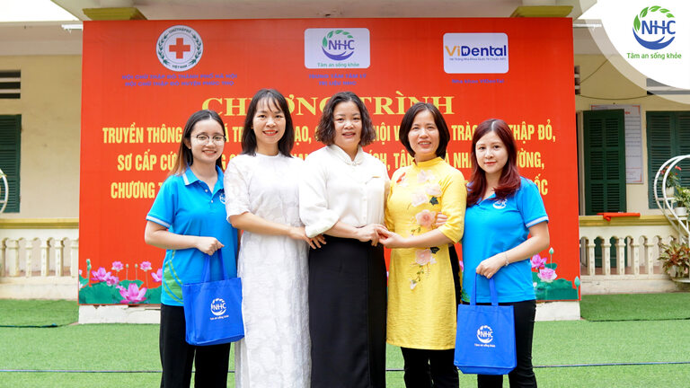 Hiệu trưởng trường THCS Thượng Cốc cùng đại diện của Trung tâm Tâm lý trị liệu NHC Việt Nam