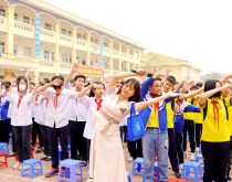 Chuyên gia Tâm lý trị liệu Võ Thị Thanh Phương hỗ trợ và cùng tham gia warm-up với các bạn học sinh của trường THCS Thị Trấn Phúc Thọ