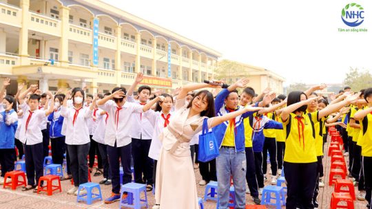 Chuyên gia Tâm lý trị liệu Võ Thị Thanh Phương hỗ trợ và cùng tham gia warm-up với các bạn học sinh của trường THCS Thị Trấn Phúc Thọ