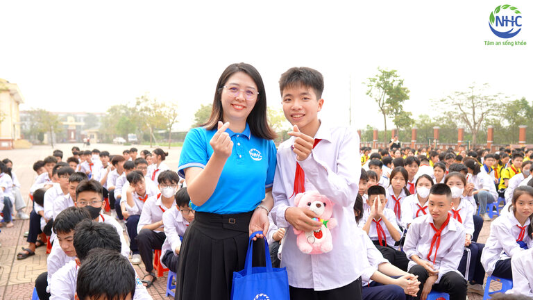 Nhân sự Trung tâm Tâm lý trị liệu NHC Việt Nam tặng phần thưởng và chụp hình cùng học sinh trường THCS Thị Trấn Phúc Thọ
