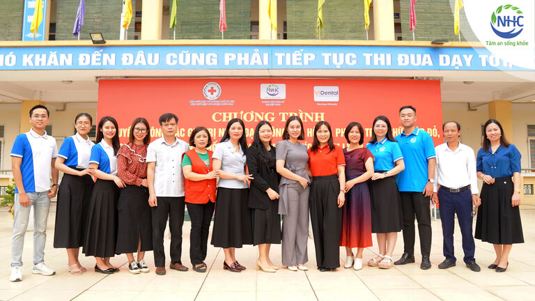 Đại diện Trung tâm Tâm lý trị liệu NHC Việt Nam cùng đại diện Hội chữ thập đỏ huyện Phúc Thọ, và Ban giám hiệu trường THCS Thị Trấn Phúc Thọ