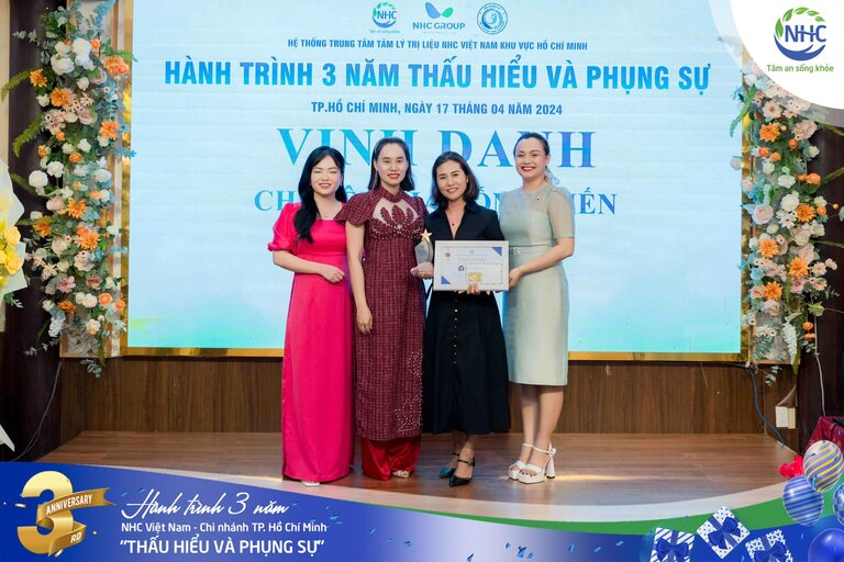  Vinh danh chuyên gia công hiến trong hành trình 3 năm của NHC Phan Chu Trinh - Chuyên gia Trần Thị Hạnh Dung